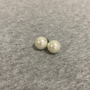 Imitation pearl earring studs
